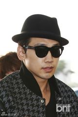 组图：Rain赴新加坡亮相机场 礼帽铆钉装帅气