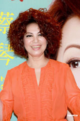 组图：蔡琴红馆开唱着低胸装 性感装扮突破以往