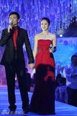 组图：高云翔牵手董璇演唱爱之歌 深情拥抱妻子