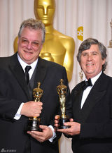 高清组图：奥斯卡后台获奖众星举金人光彩照人