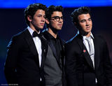 高清：第52届格莱美音乐奖现场 乔纳斯兄弟上台颁奖