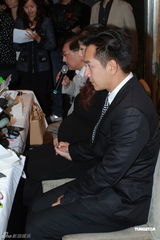 高清图：陈浩民发布会鞠躬痛哭 妻子挺大肚现场落泪