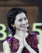 组图：林志玲红蕾丝裙优雅 遭西装男牵手露大腿