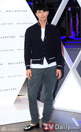 组图：裴勇俊高小英金贤重等出席名品店开业仪式