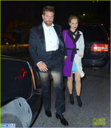 组图：谢耳朵牵手男友秀恩爱 卷福礼服秀贵气