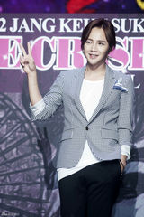 高清组图：张根硕亮相亚洲巡演发布会眼线妆抢眼