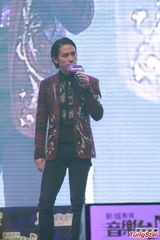 组图：2012新城劲爆颁奖礼 新人开场预热气氛