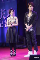 组图：吴克群阿娇(钟欣桐)不惧绯闻甜蜜牵手