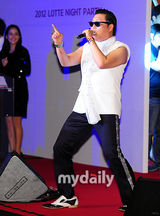 组图：韩歌手PSY釜山演唱会大跳《江南Style》