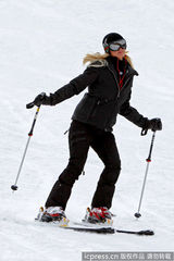 组图：希尔顿携小男友现身雪场 滑雪不忘拗造型