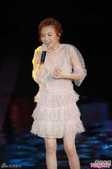 组图：林欣彤献唱金像奖 粉色纱裙可爱妩媚