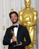 高清图：奥斯卡颁奖礼后台 阿曼达庆贺宾汉姆拿奖