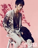 组图：窦骁登《达人志》封面 休闲装扮神情忧郁