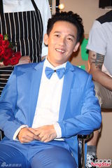 组图：杜德伟《爱她没得救》MV拍摄众星助阵