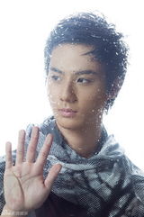 组图：赵文浩拍魅力写真 朦胧场景秀独特气质