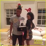 组图：蕾哈娜红鼻子驯鹿妆 平安夜派对搞怪