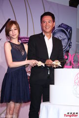 组图：王心凌为品牌站台 露事业线秀女人味