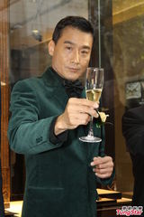 组图：梁家辉沪上吸金 私下被彭于晏叫“爹地”