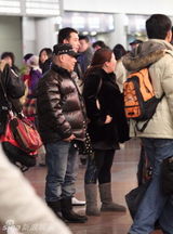 幻灯图：郭德纲携妻走穴忙 车牌号寓意“牛”德纲