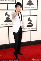 组图：郎朗帅气亮相格莱美红毯 招牌手势绅士范