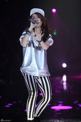 组图：歌手2邓紫棋变嘻哈女孩 动力火车首登场