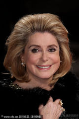 幻灯图：凯瑟琳-德纳芙现身柏林 风采依旧优雅迷人