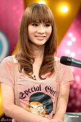 幻灯图：刘著少女装抵京大牌十足 自曝有男生示爱