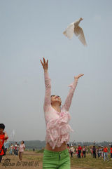 组图：芙蓉姐姐出席公益活动 放飞和平鸽露肉走光