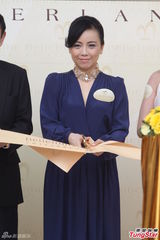 组图：邓萃雯坦然面对变老 被彩带埋身临危不乱