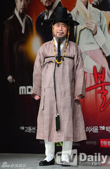 组图：《火之女神》发布 文根英着韩服端庄亮相