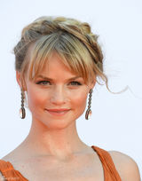 组图：《真爱如血》女星琳赛-帕斯非尔露背裙亮相