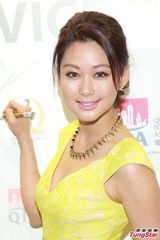 组图：岑丽香情人节与女友人过 单身不寂寞