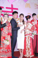 组图：安志杰谢婷婷亮相结婚派对 称还没求婚打算