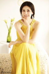 组图：童蕾写真晶莹灵动裙装多变