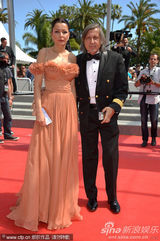 组图：电影《山之外》发布 导演牵二美得意亮相