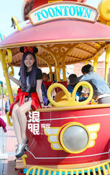 组图：张靓颖迪斯尼开启梦想计划 卖萌扮少女