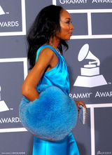 高清组图：玛琳娜-莫耶蓝色皮草手套贵气逼人