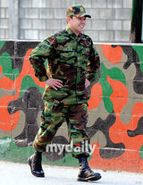 组图：SuperJunior强仁今日退伍 利特等到场祝贺