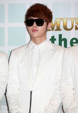 高清组图：Beast任音乐庆典大使 帅气如白马王子