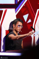 组图：快男彩排现场曝光 谢霆锋活跃李宇春话少