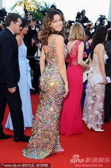 组图：布鲁克戛纳走秀宝石绚丽气双峰傲人