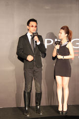 组图：王学兵助阵马球赛策马挥杆