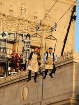 幻灯图：克鲁斯为新片变飞人 和主持人当空卖鸡蛋