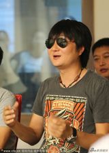 组图：董洁捞金玩快闪 王大治做评委手舞足蹈