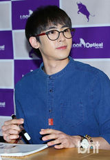 组图：2PM携代言品牌办签名会 尼坤呆萌亮相