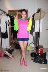 组图：张馨予彩色运动装拍写真 称结婚传闻很荒唐