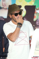 组图：陈绮贞结婚无着落 张震岳猛健身晒成黑炭