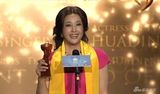 组图：刘晓庆获得中国年度成就奖 赵本山颁奖