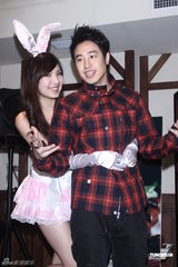 组图：潘玮柏抱兔女郎庆情人节 否认与江语晨拍拖