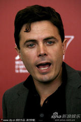 《我仍在这里》发布会 卡西-阿弗莱克帅气亮相(图)